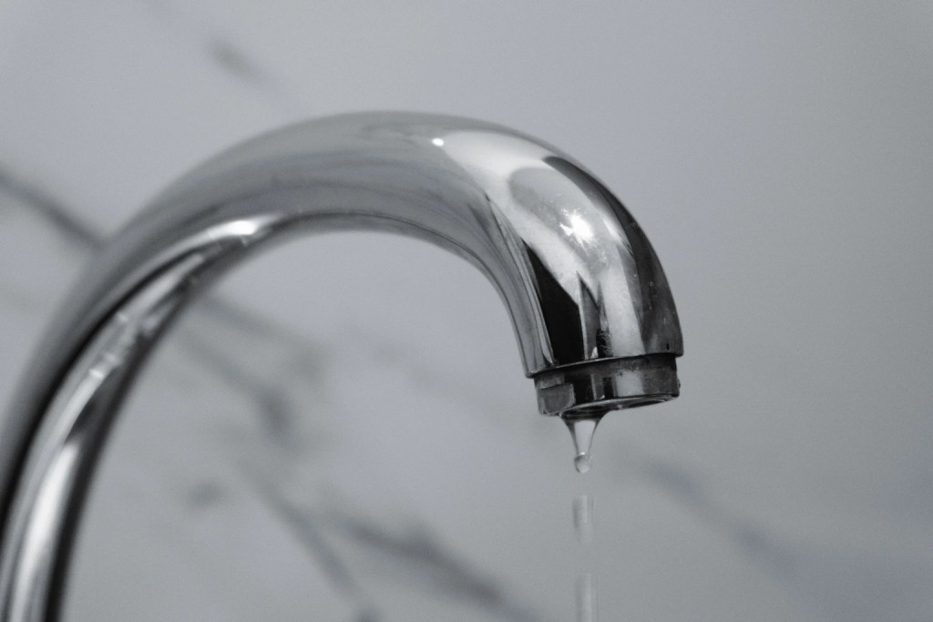 How Professional Plumbers Detect Hidden Pipe Leaks Before Damage Spreads